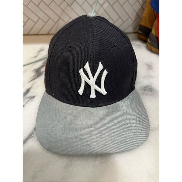 MLB New York Yankees Two Toned Hat Cap 47 brand Snap Back Adjustable OSFA - Picture 1 of 9